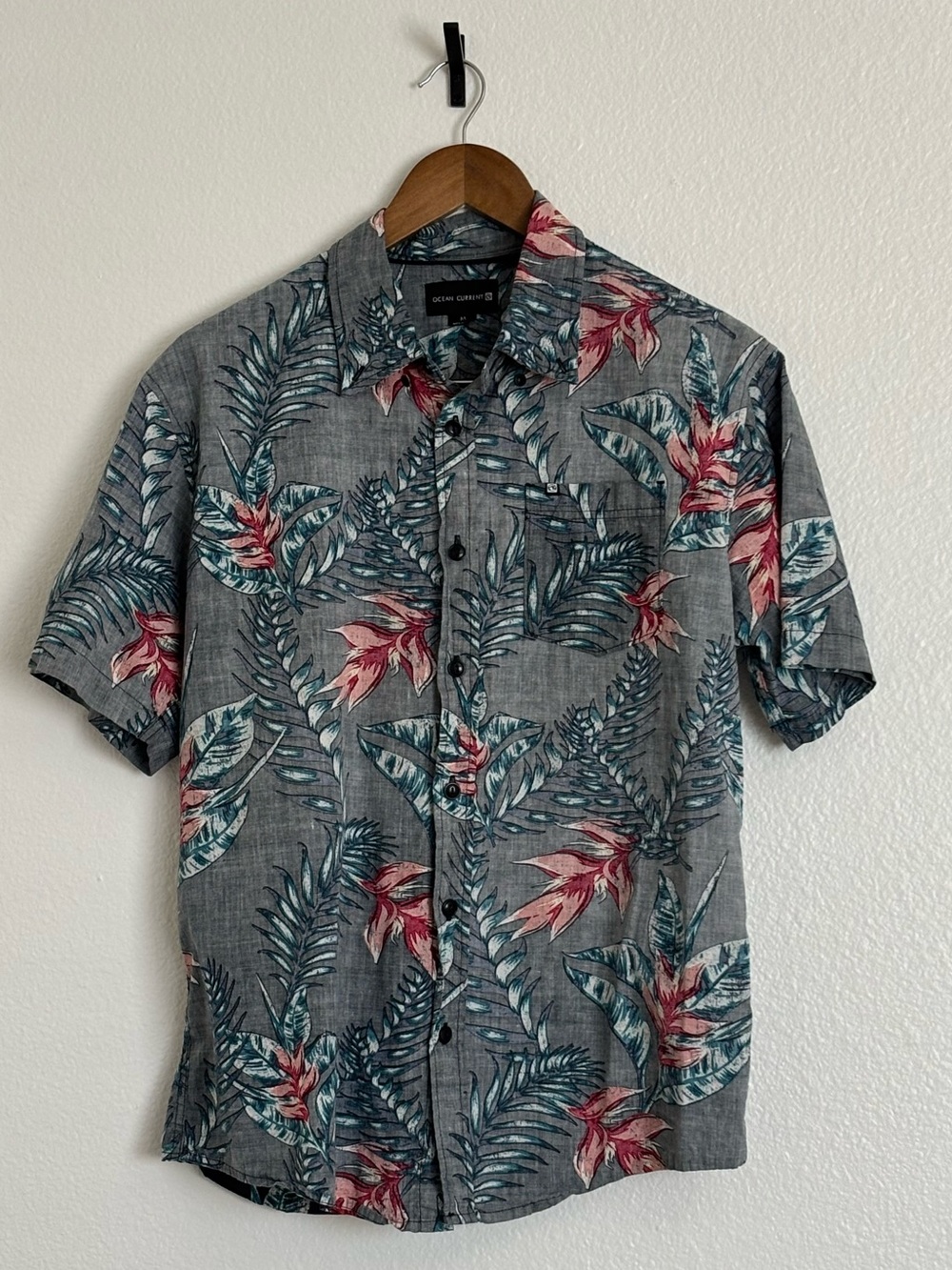 Ocean Current Gray Short-Sleeve Tropical Print Button-Up Shirt. Item 0017